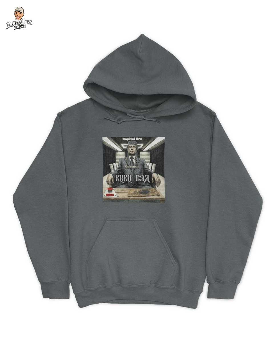 Capital Bra Kuku Era Album Cover Parodie T-Shirt – Urbaner Boss Stil Merch 3 Capital Bra Kuku Era Album Cover Parodie T-Shirt – Urbaner Boss Stil Merch – Bild 3